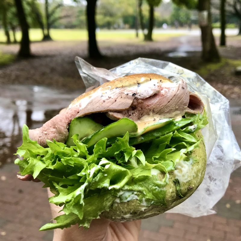 公園でサンドイッチ